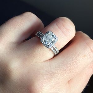 10K White Gold .14 cttw Diamond Wedding Band